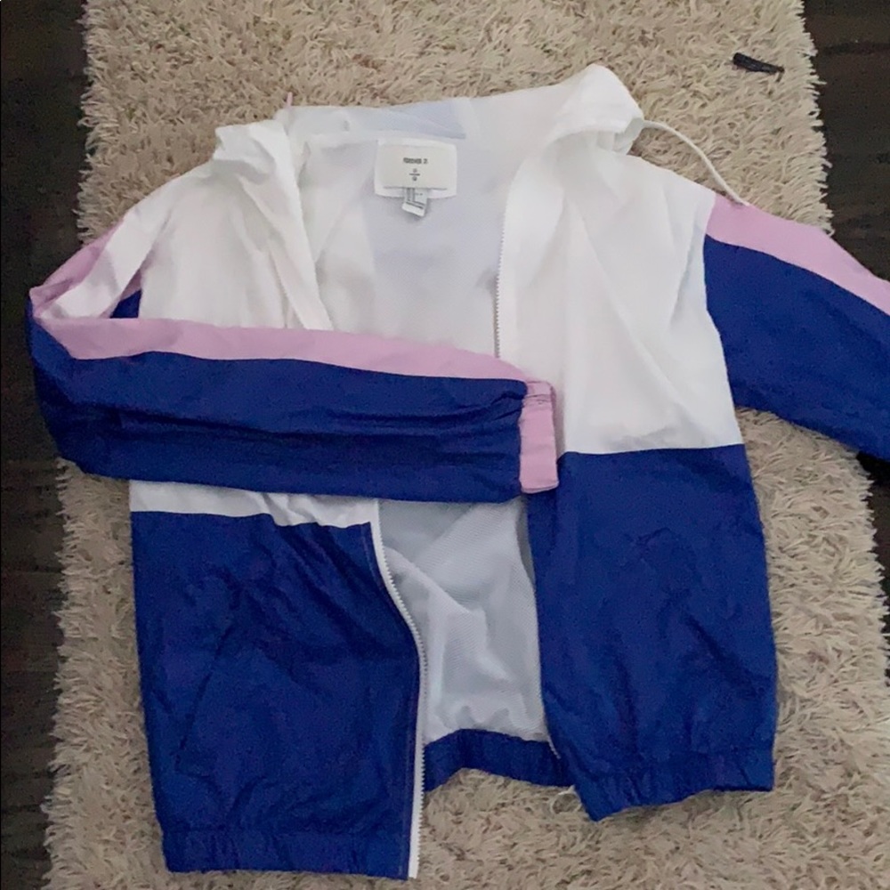 WHITE WINDBREAKER WITH PURPLE AND BLUE STRIPES